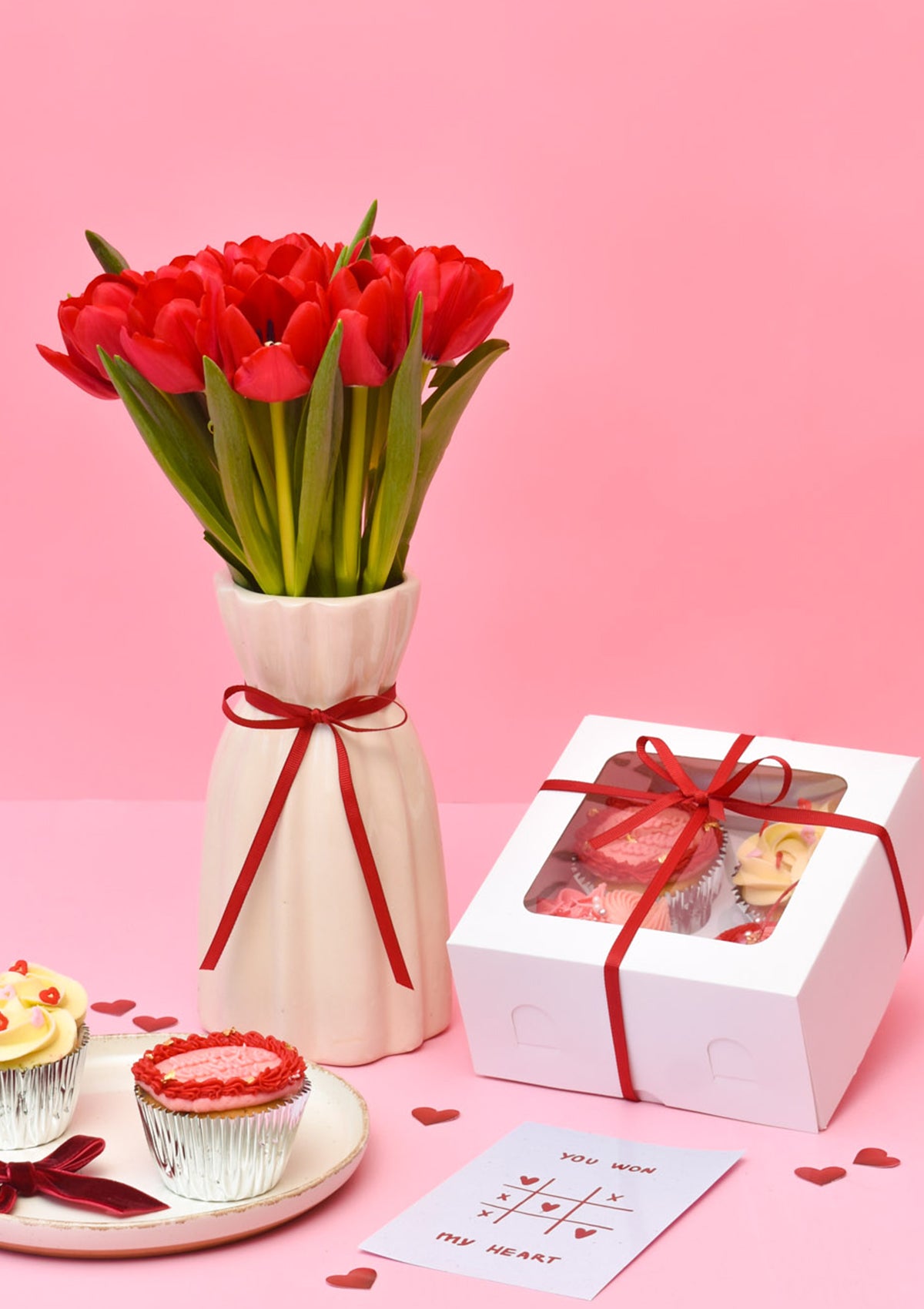 🌷 Florero con 10 Tulipanes Rojos Premium y Cupcakes 🧁 | San Valentín SV26 - Florería Bloom