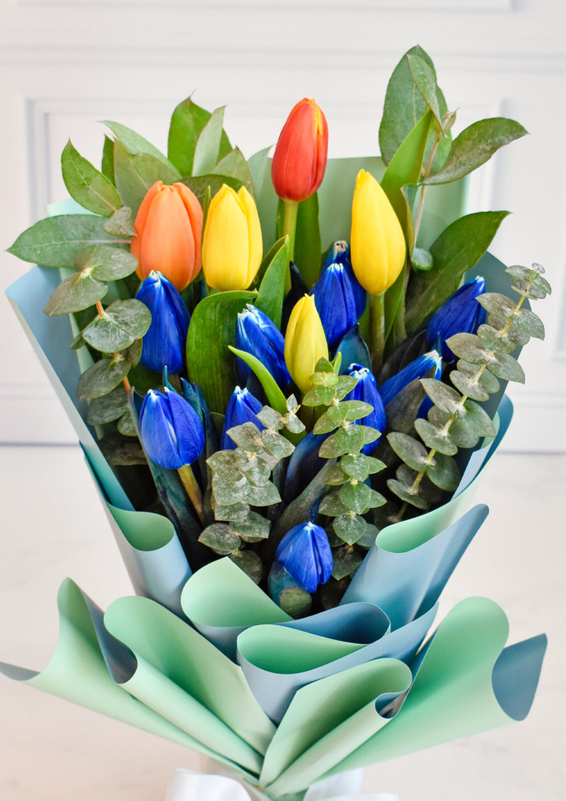 Ramo de tulipanes azules y multicolor