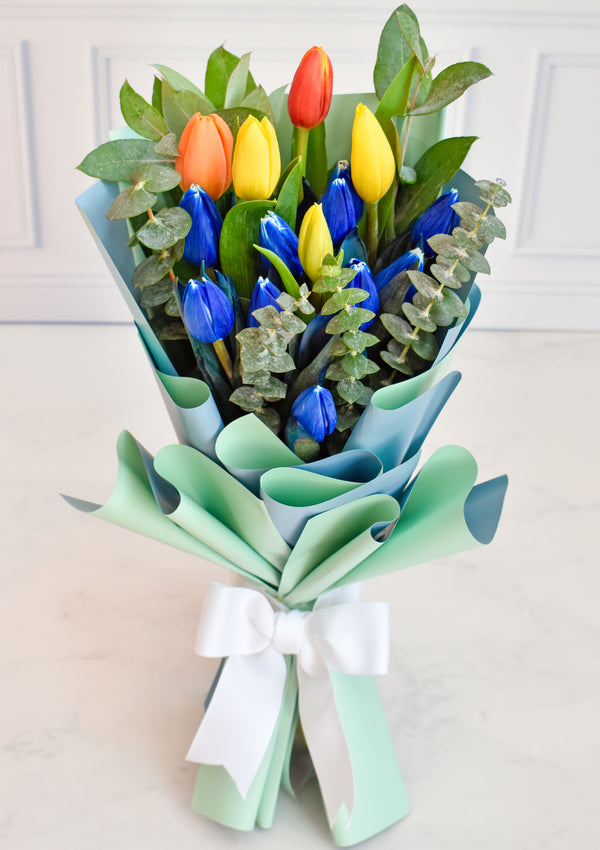 Ramo de tulipanes azules y multicolor